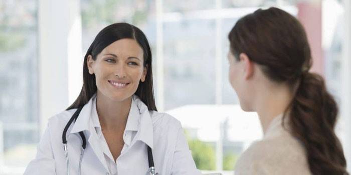 Niña consulta a un médico