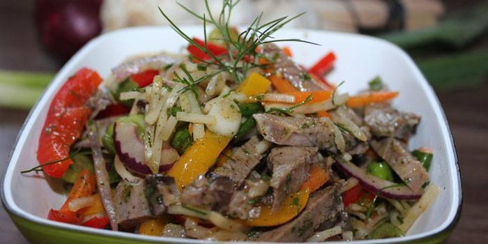 Ensalada de verduras frescas con lengua de ternera hervida