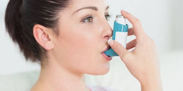Chica con un inhalador
