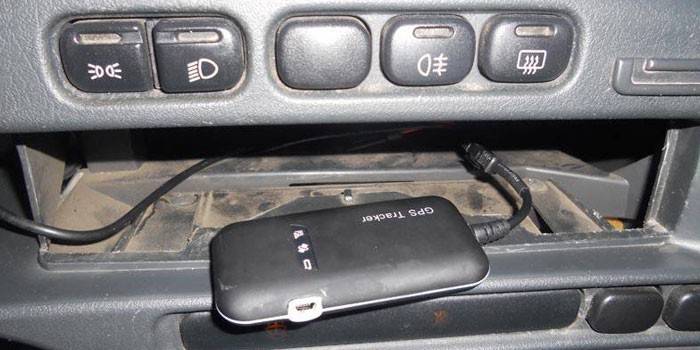Zainstalowany tracker GPS w samochodzie