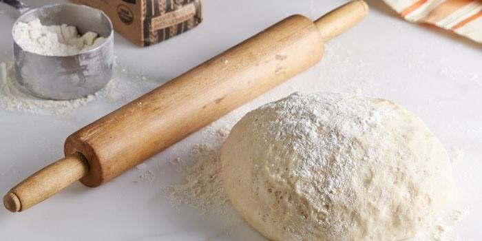 Pierożki drożdżowe i wałek do ciasta