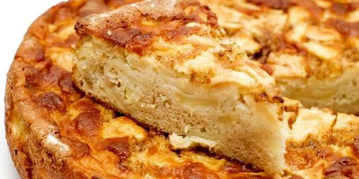 Pronto Charlotte de acordo com a receita clássica