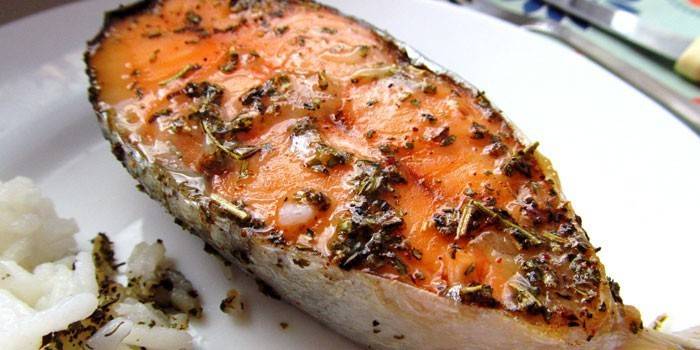 Pescado rojo al horno con hierbas