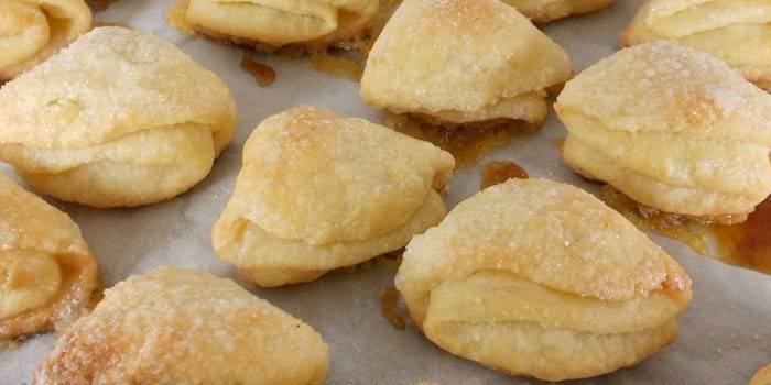 Biscoitos de requeijão Beijos em uma assadeira