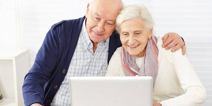 Hombre maduro y mujer con laptop
