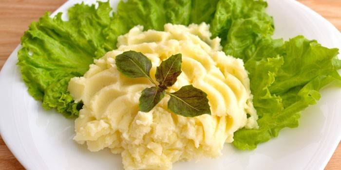 Puree ziemniaczane na talerzu