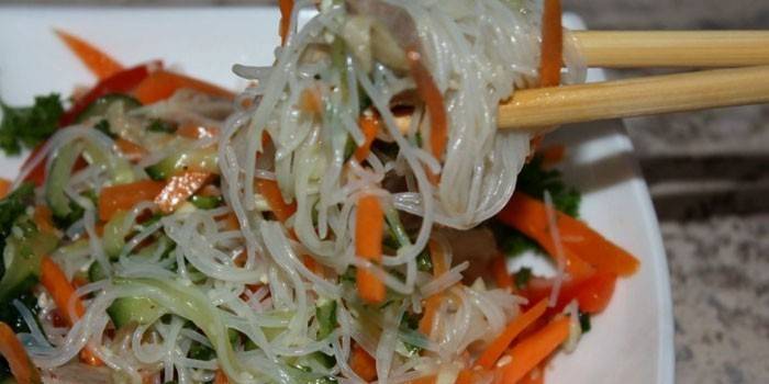 Salada de legumes com funchose