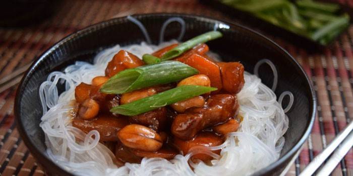 Funchosa con carne y maní