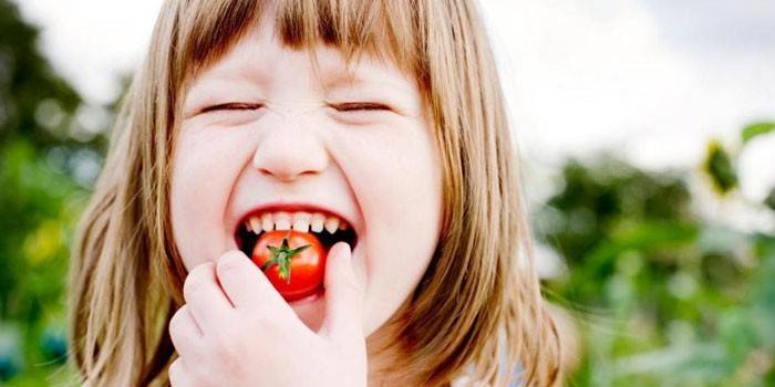 Menina, comer, tomate