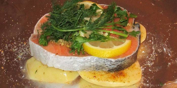 Salmón rosado sobre una almohada de papas antes de hornear