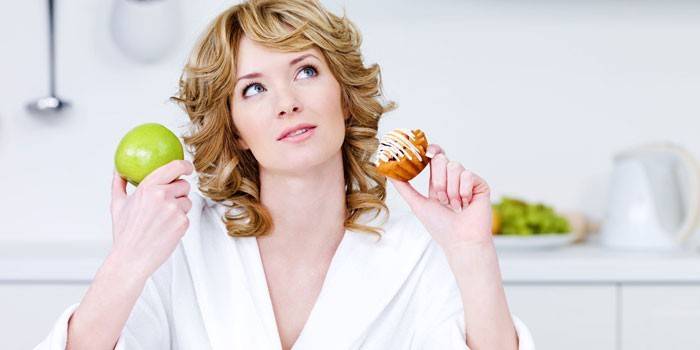 Chica con manzana y tarta