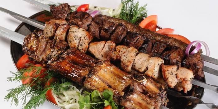Kebab pronto de diferentes partes de carne de porco