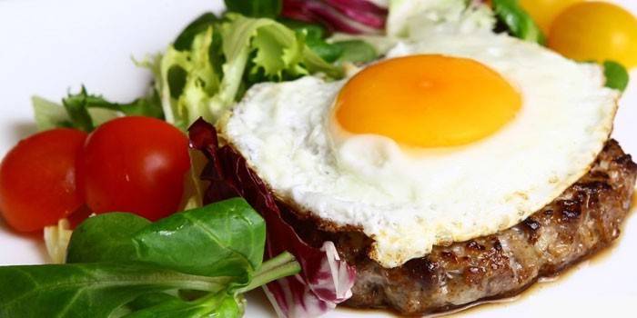 Bife com ovo frito