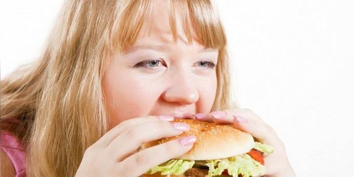 Dziewczyna je hamburgera