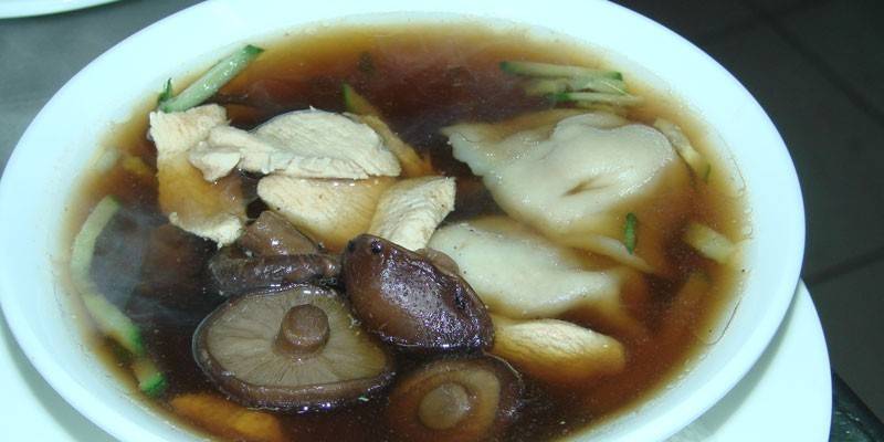 Sopa com bolinhos e cogumelos