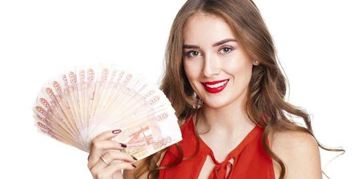 Dziewczyna z banknotami w ręku