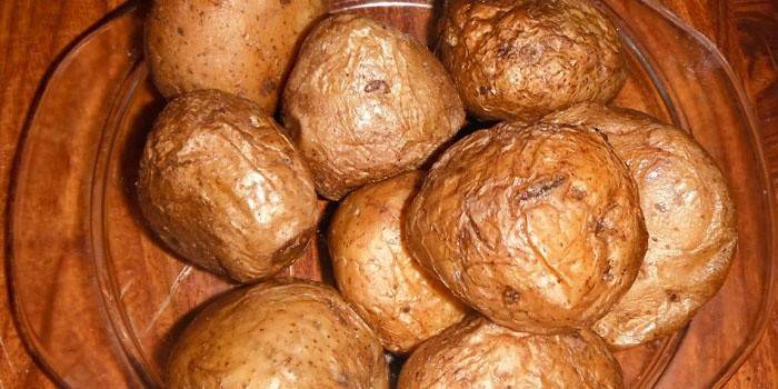 Batatas de jaqueta em um prato