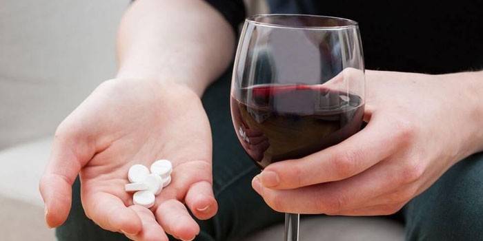 Homem, com, pílulas, em, seu, palma, e, um, vidro vinho, em, seu, mão