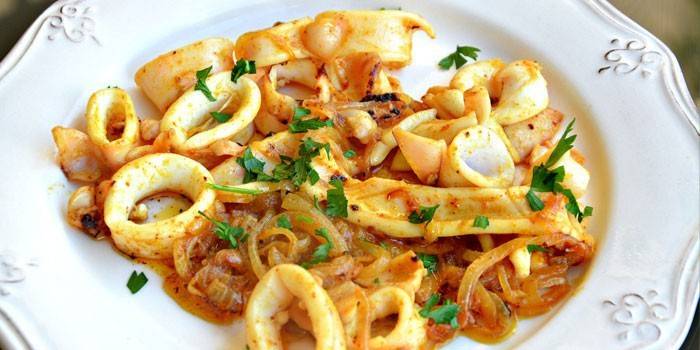 Calamares fritos con cebolla en un plato