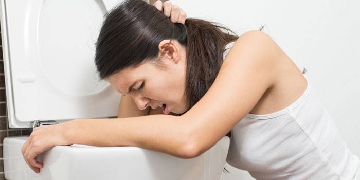 La niña vomita
