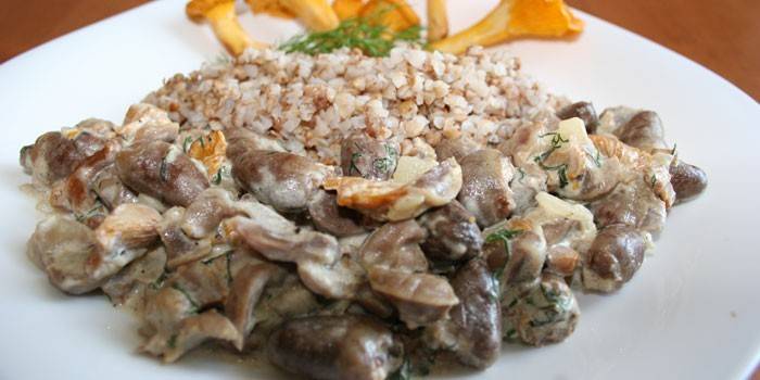 Corazones de pollo alforfón en un plato