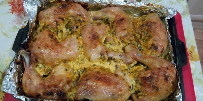 Muslos de pollo con papas en papel de aluminio