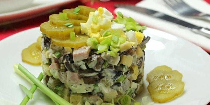 Salada com cogumelos assados ​​e presunto