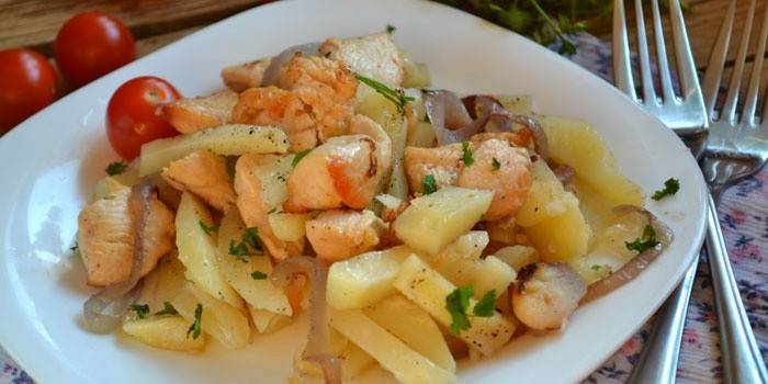 Filete de pollo en rodajas con patatas en un plato