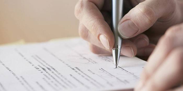 El hombre firma un contrato