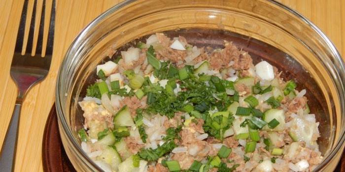 Prato de atum, arroz e ervas