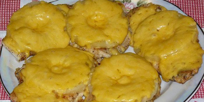 Filé de frango assado com abacaxi e queijo