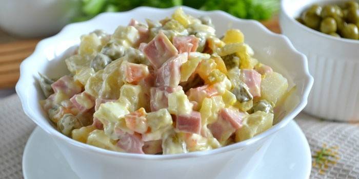 Ensalada clásica Olivier en un plato