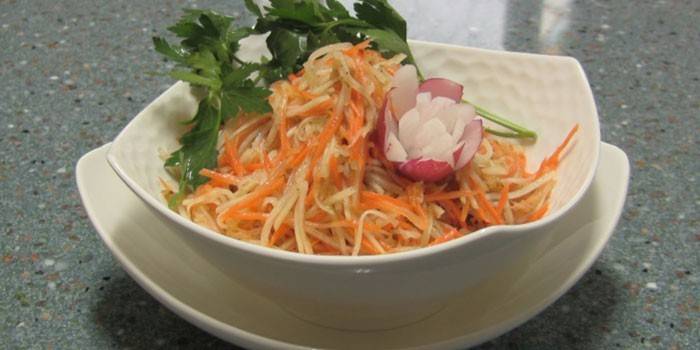 Salada com cenoura e couve-rábano
