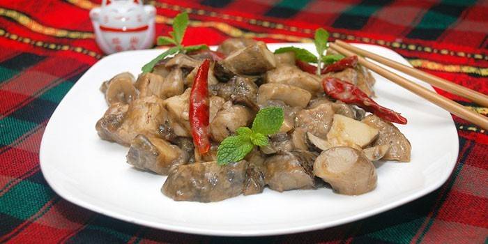 Grillowane mięso wieprzowe z pieczarkami