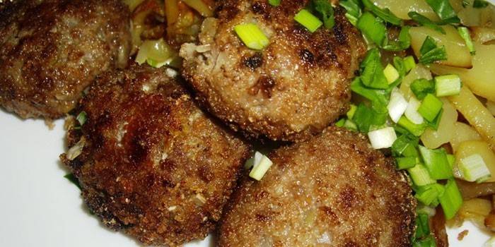 Chuletas de carne con col blanca