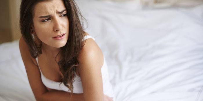 Niña sentada en la cama