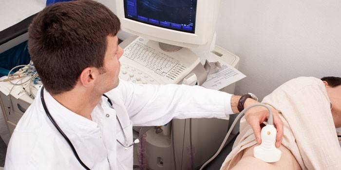 Medic realiza un examen de ultrasonido de los riñones