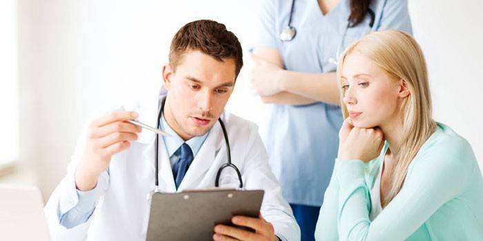 Garota na consulta do médico
