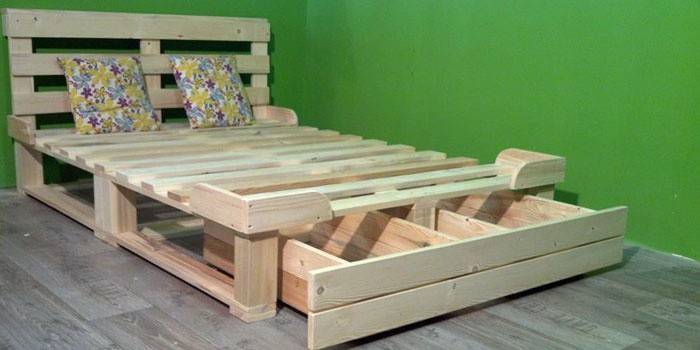 Cama caseira com cabeceira