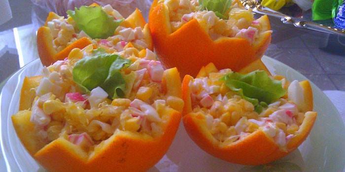 Salada de laranja e caranguejo varas com alho