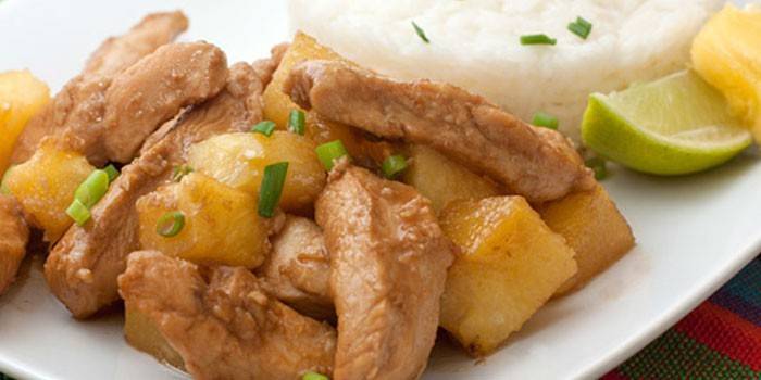 Carne de frango com fatias de abacaxi em molho teriyaki