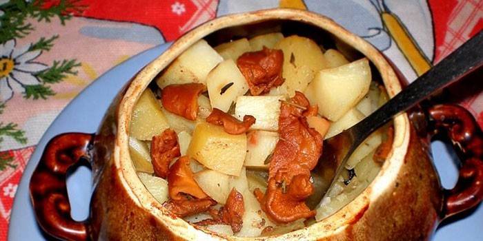 Batata com cogumelos em uma panela