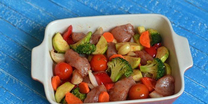 Con verduras en una fuente para horno