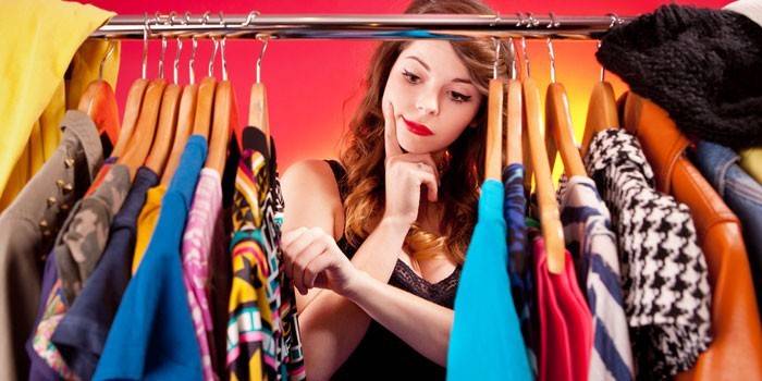 Garota escolhe roupas