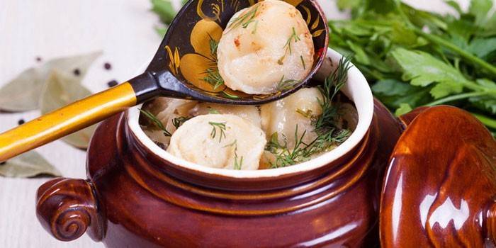 Bolas de masa hervida en salsa con hígado en una olla