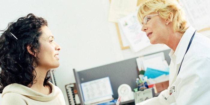 Mujer en la cita del doctor