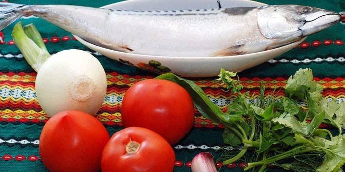 Pescado, verduras y verduras.