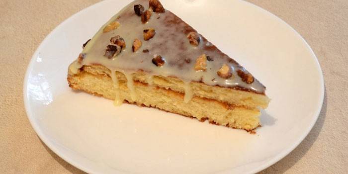 Uma fatia de bolo de bolo de biscoito caseiro em creme azedo