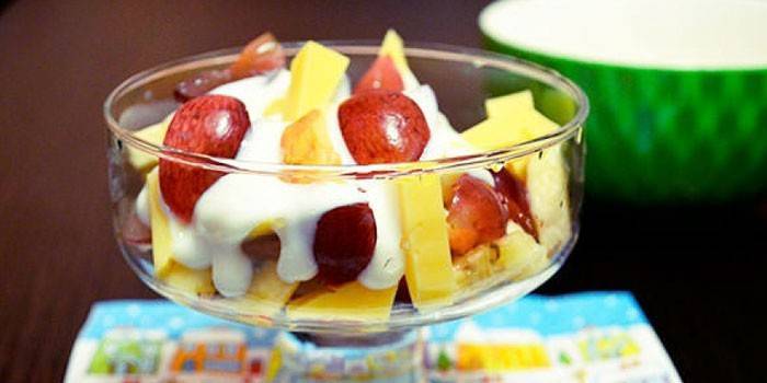 Salada de frutas de abacaxi