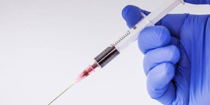 Seringa médica na mão